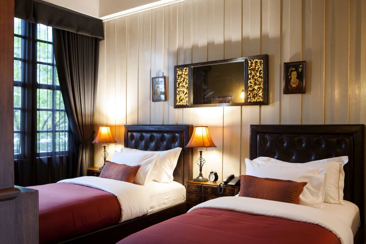 Junior Twin Room | Minibar, in-room safe, blackout curtains, iron/ironing board