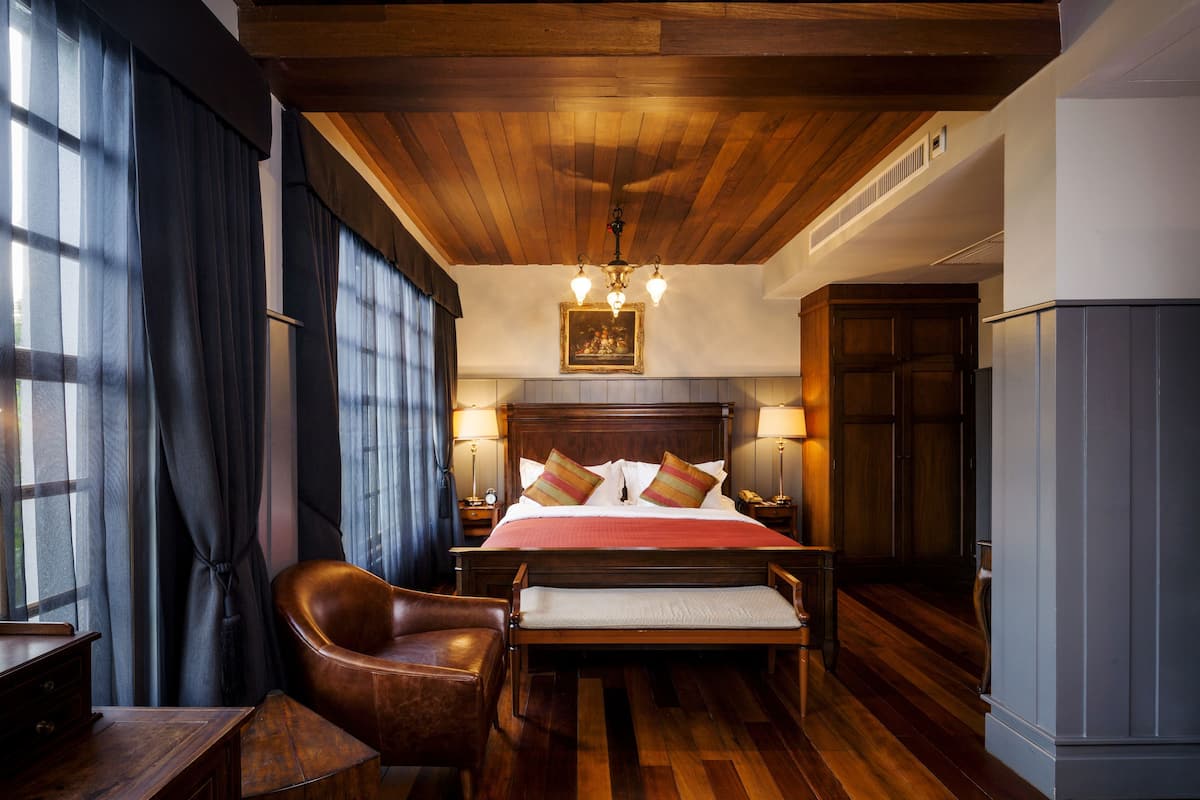 Deluxe Suite | Minibar, in-room safe, blackout drapes, iron/ironing board