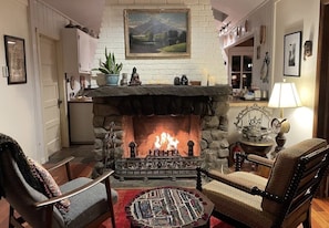 Interior - Woodstock Cottage with hot tub. Close to town yet very private. (Woodstock)