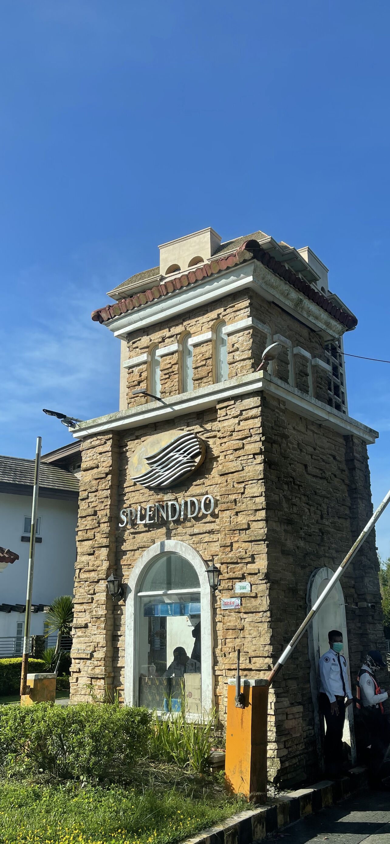 A stone building with a sign that reads "Splendid."