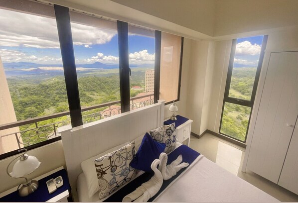 Iron/ironing board, free WiFi - Splendido Tower 2 Ann's Unit (Laurel)