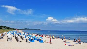 Una spiaggia nelle vicinanze