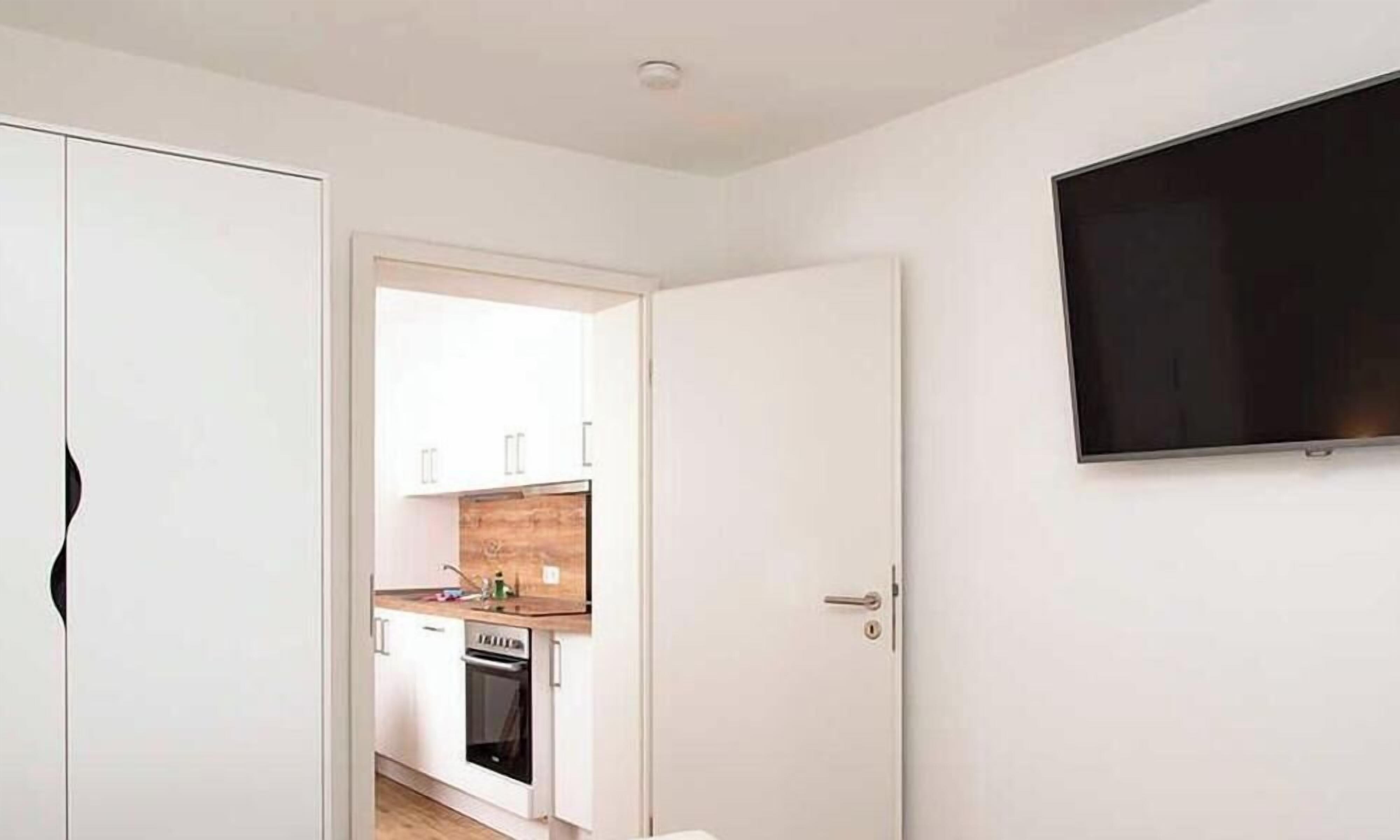 1 bedroom, free internet, bed sheets