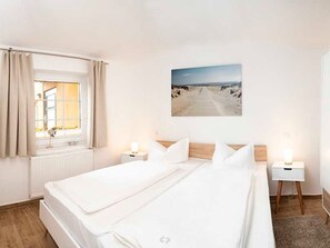 1 bedroom, free internet, bed sheets