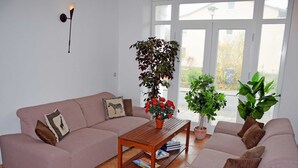 A living room with a sofa, a coffee table, and a potted plant. - 08 Apartment (H) - Apartments in Ostseebad Göhren REB785 (Göhren)
