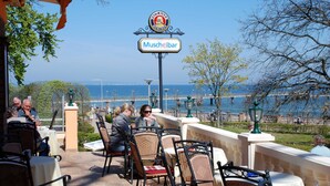 A Muschelbar with outdoor seating overlooking a body of water. - 08 Apartment (H) - Apartments in Ostseebad Göhren REB785 (Göhren)