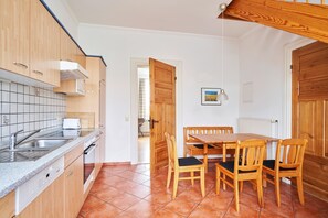 Kühlschrank, Ofen, Geschirrspüler, Hochstuhl