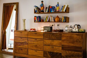 Caja de seguridad en la habitación y sistema de insonorización