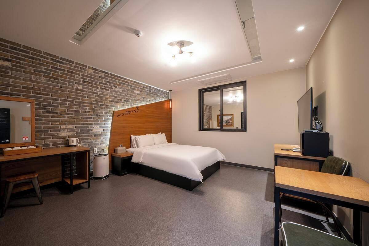 Cinema Room | Bộ đồ giường cao cấp, màn/rèm cản sáng, phòng cách âm