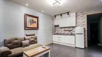 Suite Room | Living area | Flat-screen TV, computer