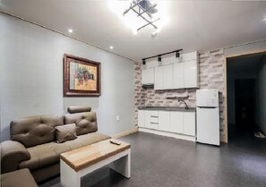 Suite Room | Wohnbereich | Flachbildfernseher, Computer