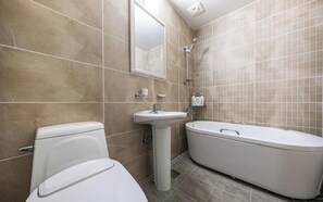A bathroom with a toilet, sink, and bathtub. - Rings Hotel (Gunsan)