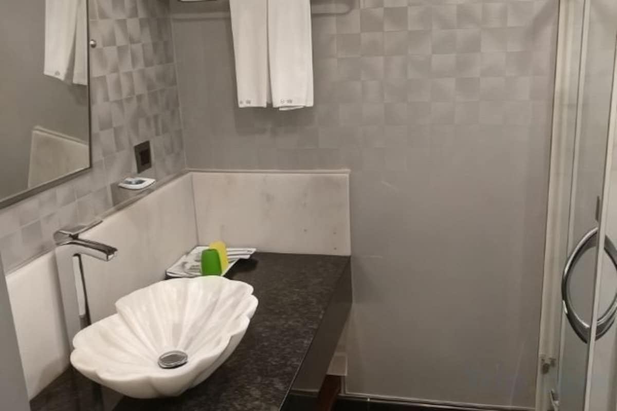Salle de bain | Douche, douche à « effet pluie », sèche-cheveux, serviettes fournies