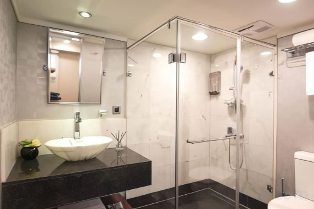 Badezimmer | Dusche, Regendusche, Haartrockner, Handtücher