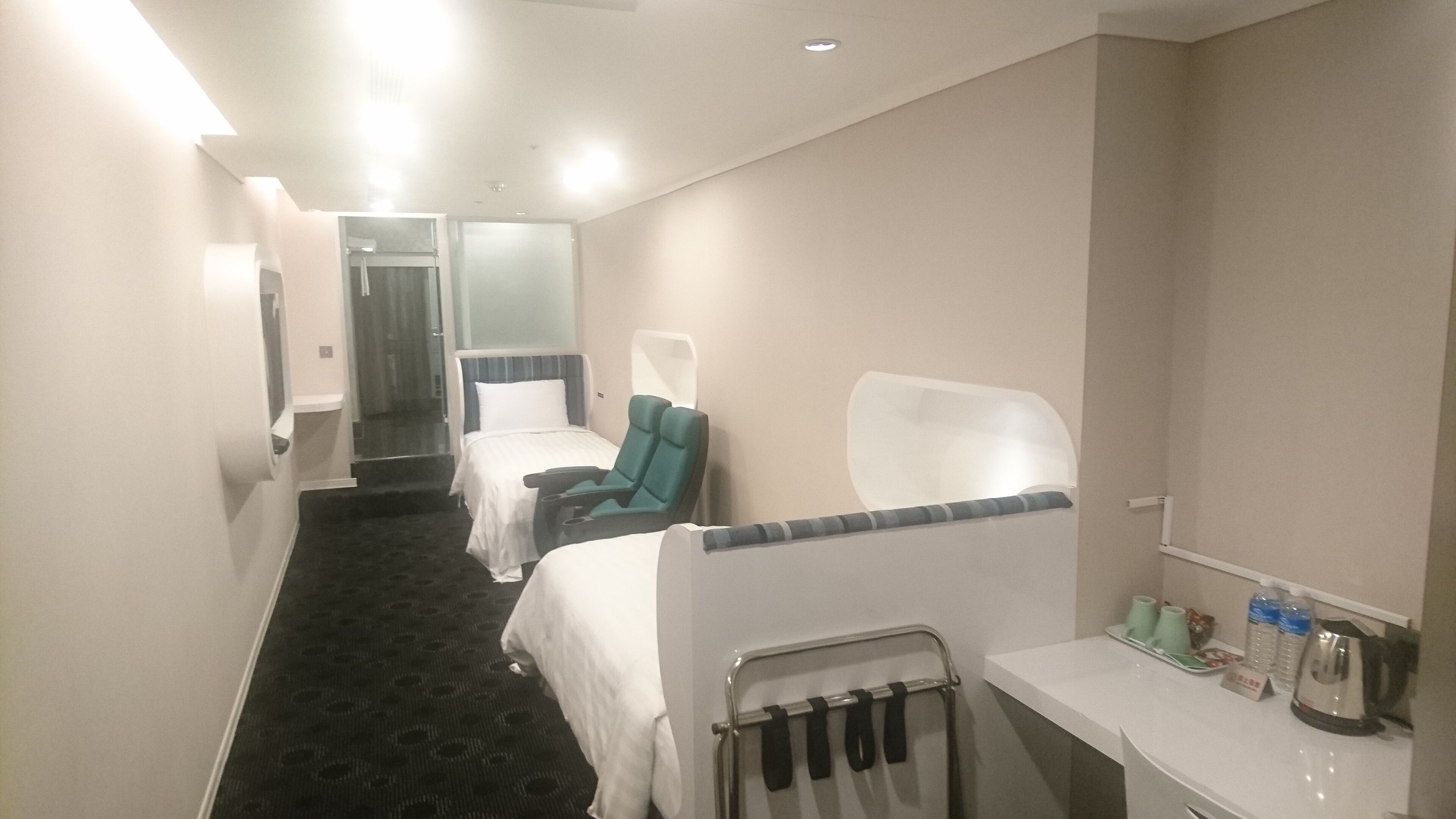 b2b deluxe twin room, non smoking | down duvets, in-room safe, desk, blackout curtains