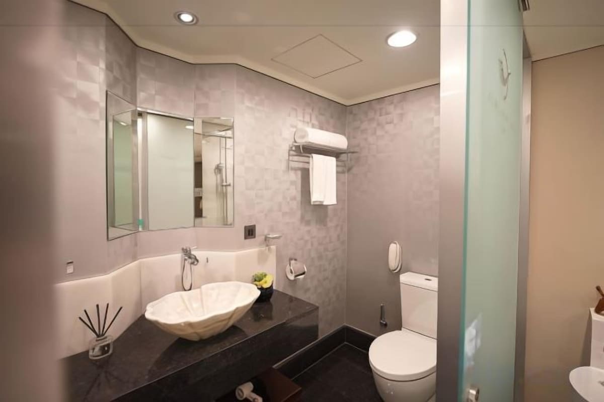 Badezimmer | Dusche, Regendusche, Haartrockner, Handtücher
