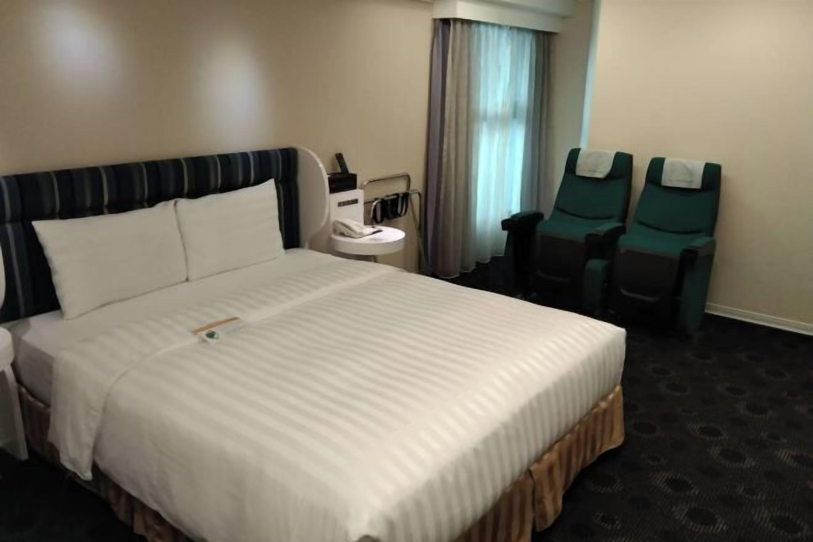 Duntäcken, värdeförvaringsskåp på rummet och skrivbord