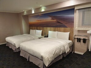 Deluxe Quadruple Room, 2 Katil Kelamin (Double), Tower | Gebar bulu kapas, peti besi dalam bilik, meja 