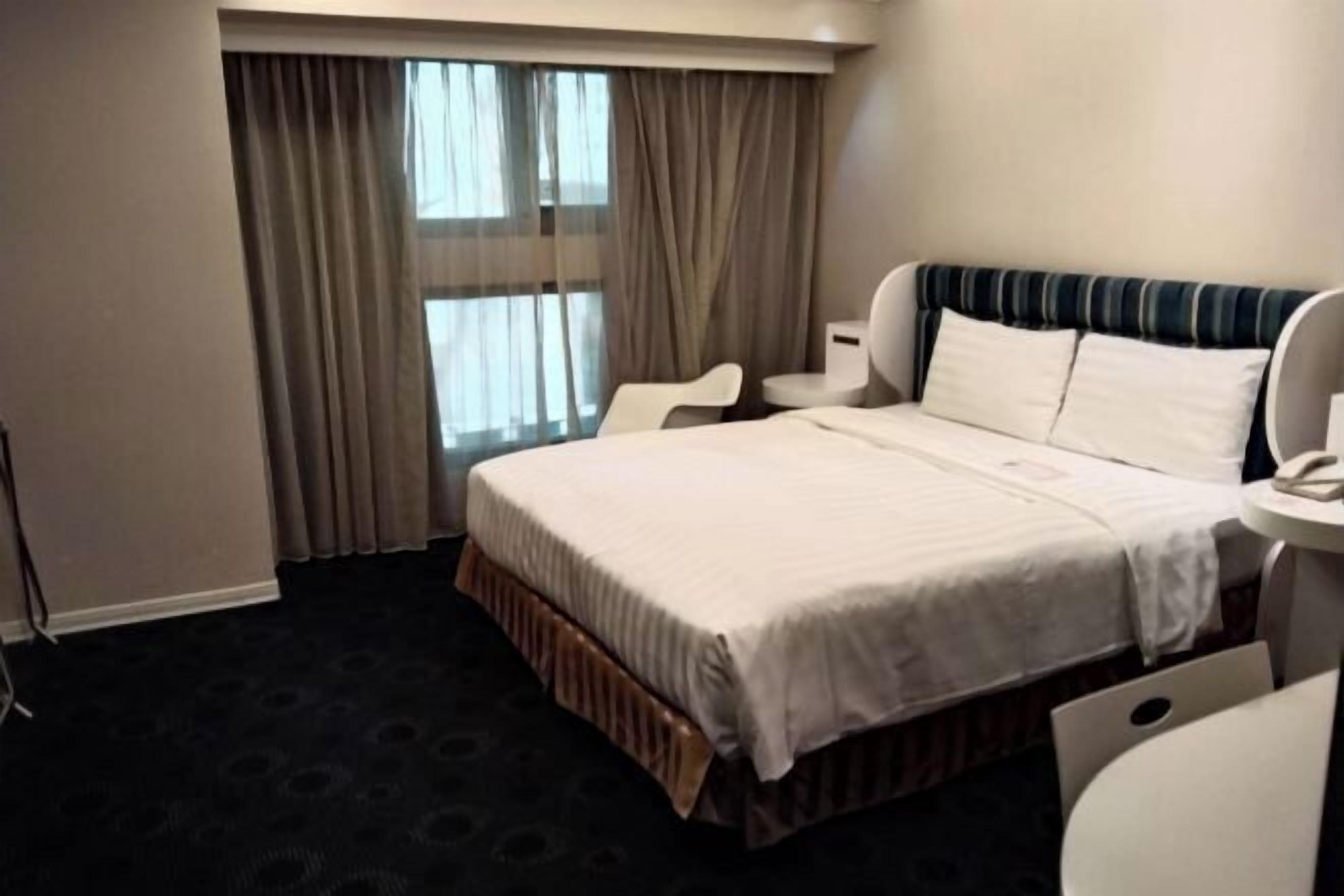 Down duvets, in-room safe, desk, blackout curtains