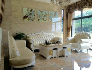 Deluxe-Villa | Wohnzimmer | Fernseher