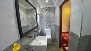 Deluxe Double Room | Bathroom | Shower, rainfall showerhead, free toiletries