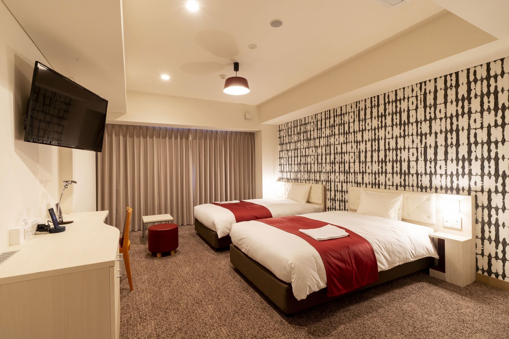 In-room safe, soundproofing, free WiFi, bed sheets