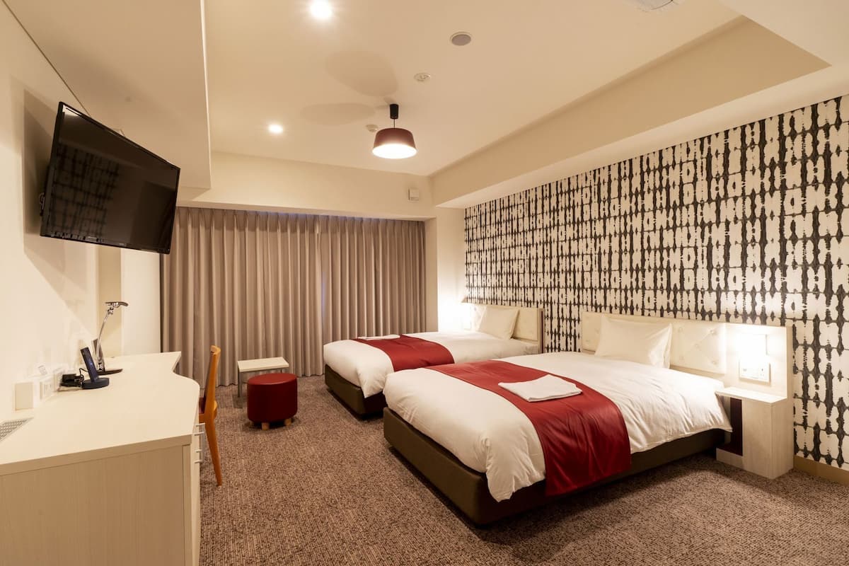 In-room safe, soundproofing, free WiFi, bed sheets