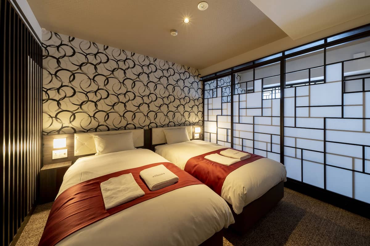 family twin room, non smoking | in-room safe, soundproofing, free wifi, bed sheets