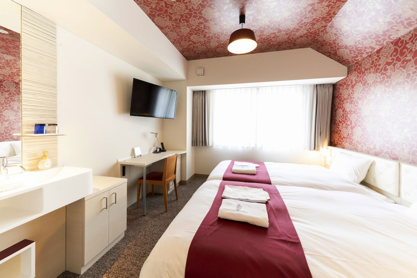 In-room safe, soundproofing, free WiFi, bed sheets