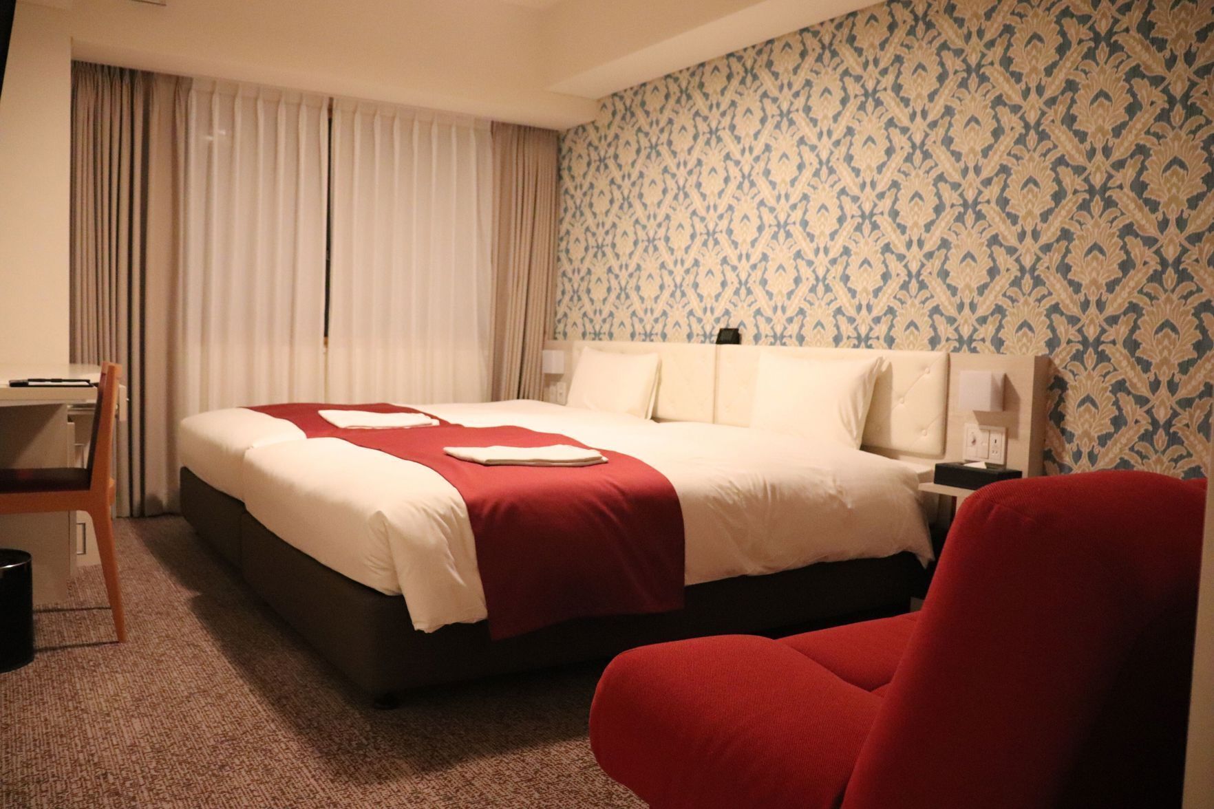 In-room safe, soundproofing, free WiFi, bed sheets