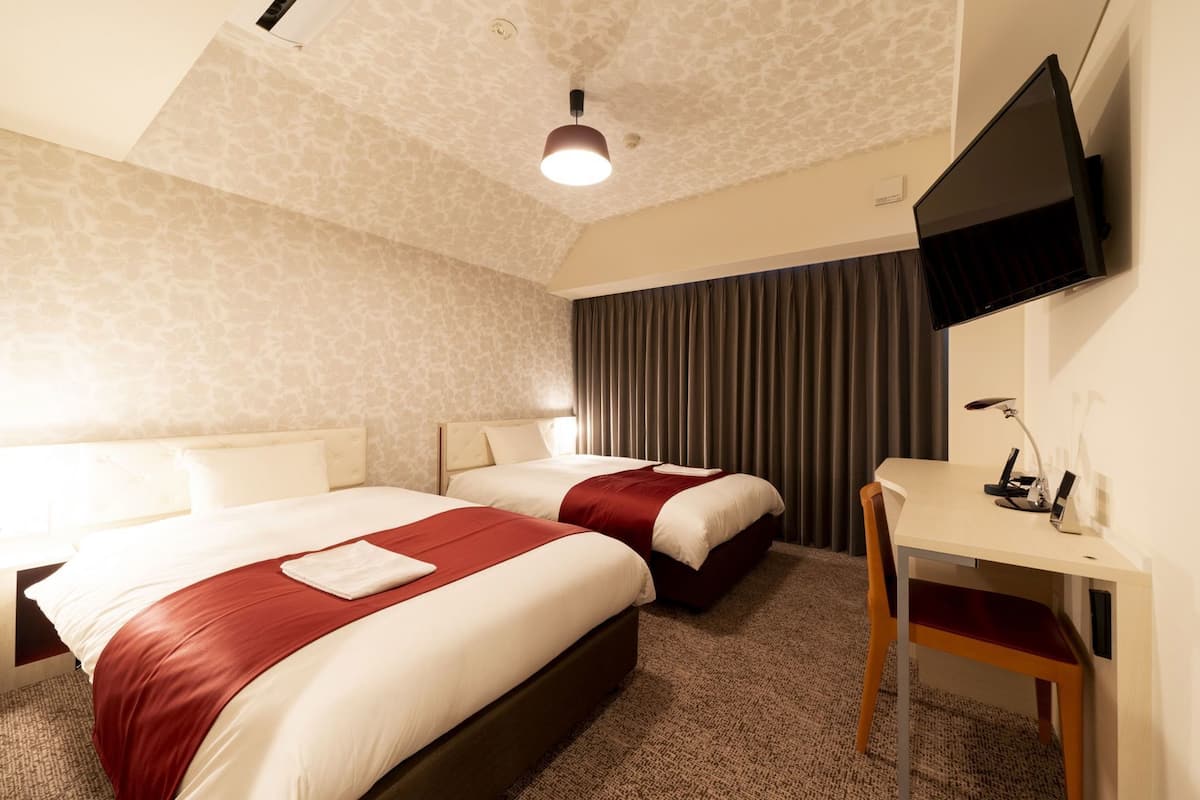 In-room safe, soundproofing, free WiFi, bed sheets