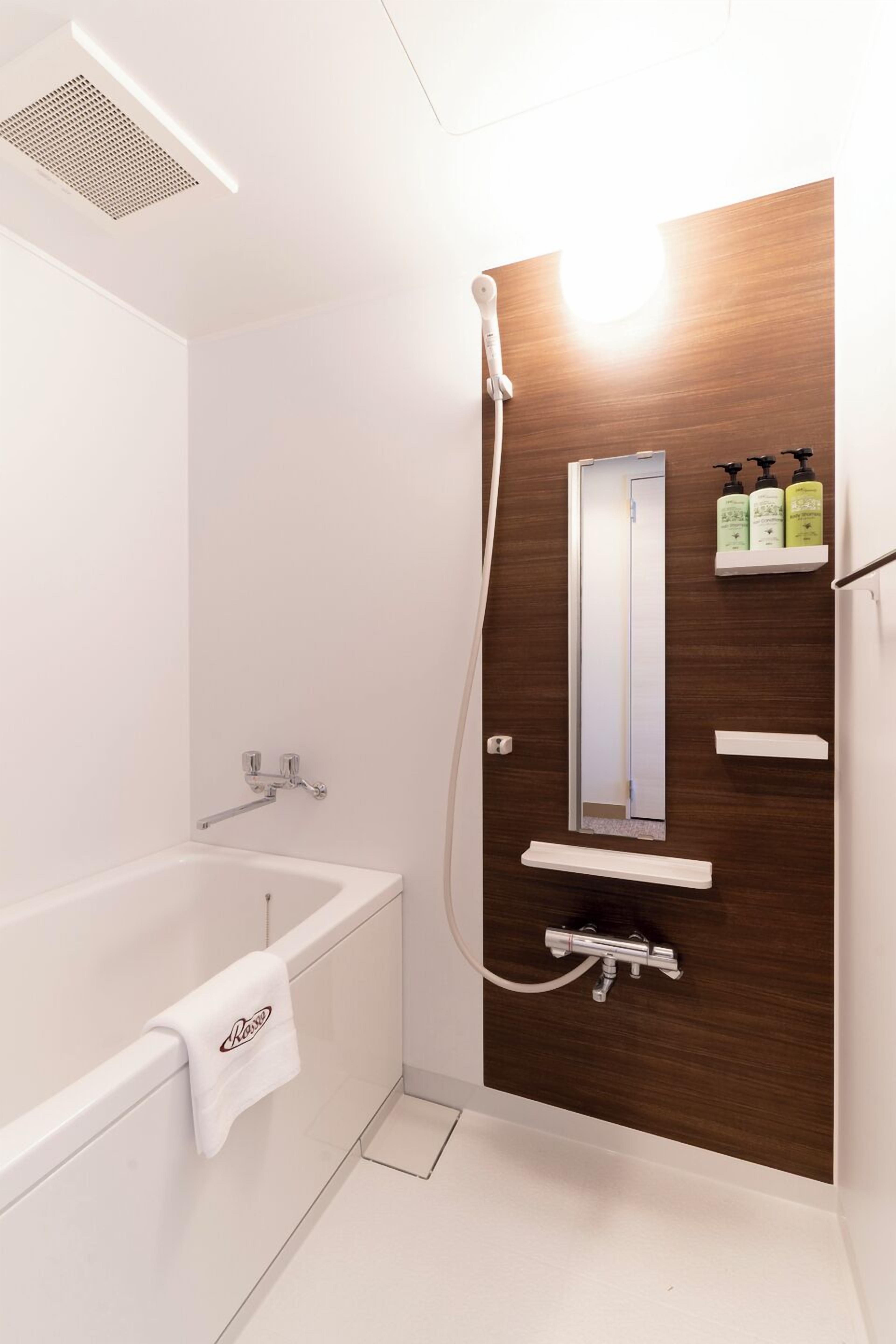twin room (hollywood twin), non smoking | bathroom | free toiletries, hair dryer, slippers, electronic bidet