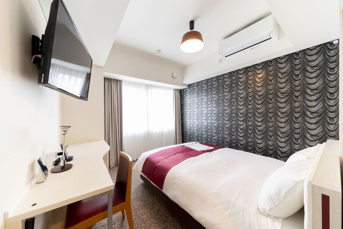In-room safe, soundproofing, free WiFi, bed sheets