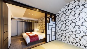 A modern hotel room with a bed, a sliding door, and a patterned wall. - Hotel Rosso Karuizawa (Karuizawa)