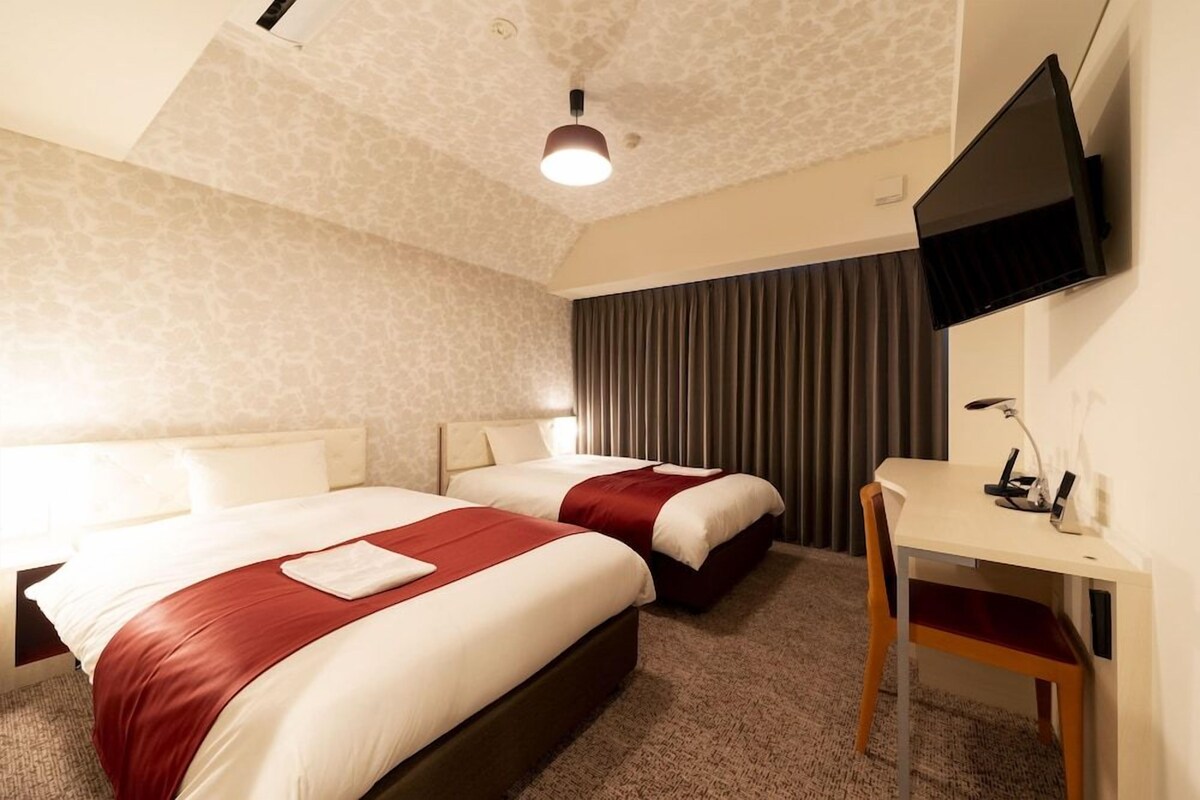 In-room safe, soundproofing, free WiFi, bed sheets