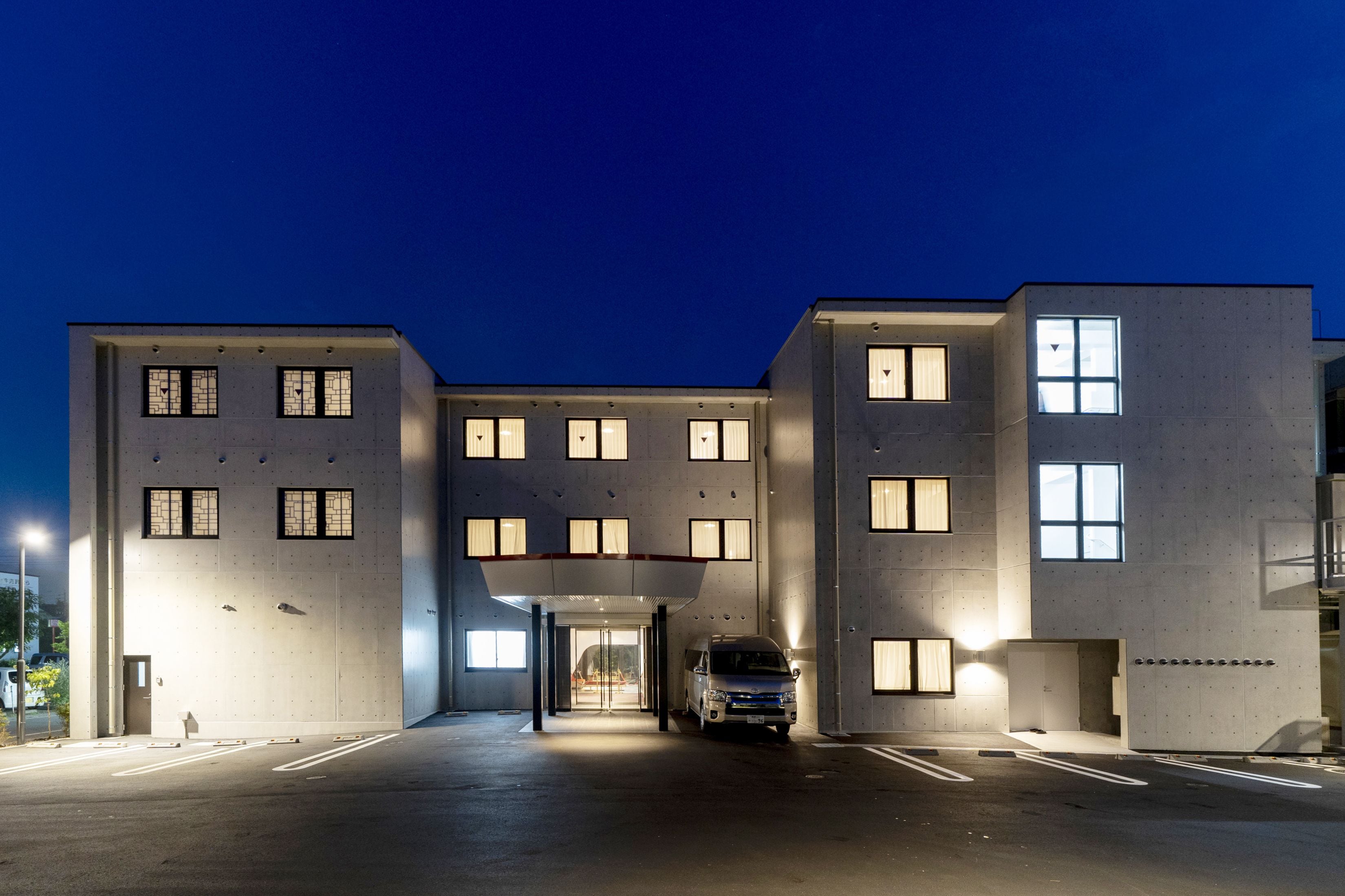 住宿正面 - 傍晚/夜晚