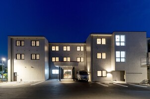 Fachada da propriedade à noite