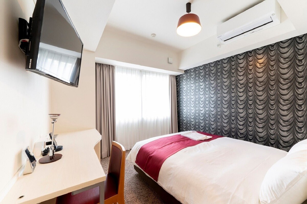 In-room safe, soundproofing, free WiFi, bed sheets