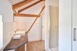 Een douche, een haardroger, handdoeken