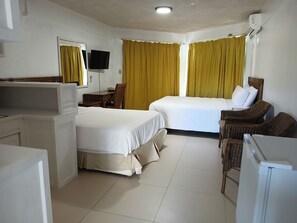 Chambre double ou avec lits jumeaux, 1 chambre | Bureau, fer et planche à repasser, accès au Wi-Fi (inclus)