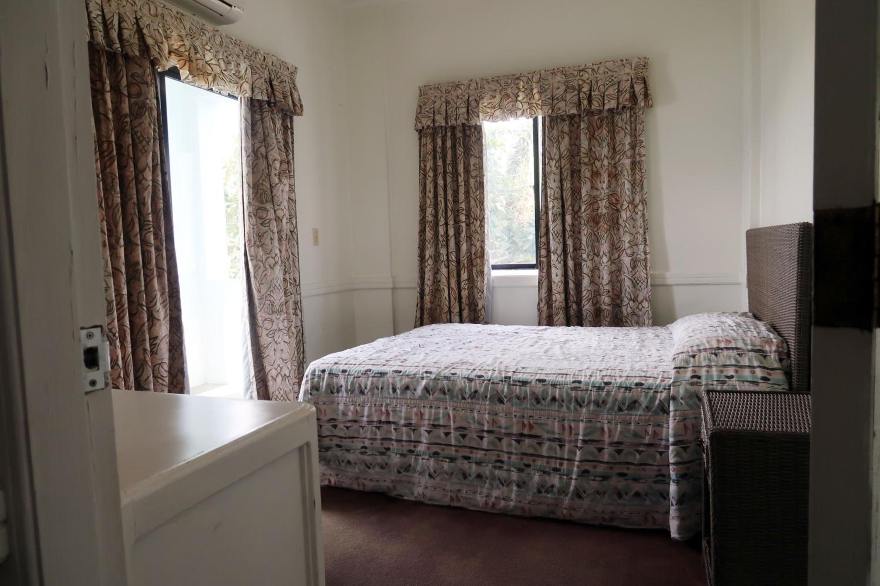 desk, iron/ironing board, free wifi