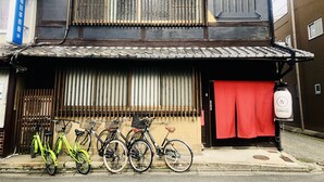 Ein traditionelles japanisches Gebäude mit einem Ziegeldach und Holzhakengittern.