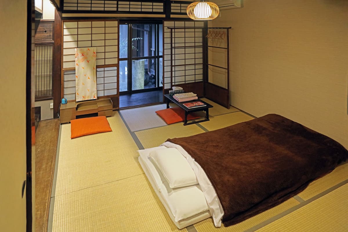 Kamar Tradisional (Japanese Style) | Tirai kedap cahaya, Wi-Fi gratis, dan seprai linen