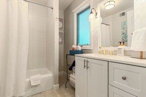 Combined shower/bathtub, hair dryer, towels, soap - Golf Resort 4bd Home- 20 to Minutes to Glacier Park and 10 Minutes to Whitefish (Columbia Falls)
