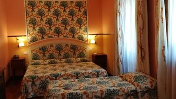 Camera Comfort con letto matrimoniale o 2 letti singoli | Copriletto in piuma, una cassaforte in camera, una scrivania