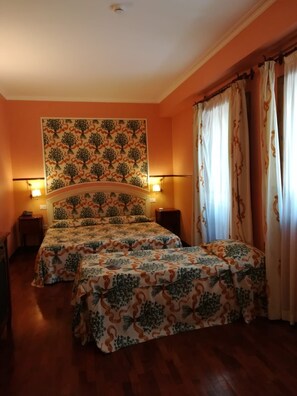 Comfort Double or Twin Room | Down comforters, in-room safe, desk, laptop workspace