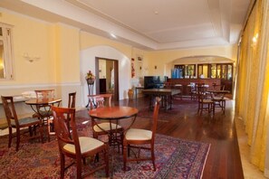 Tägliches Frühstücksbuffet (15 EUR pro Person)