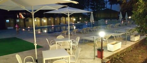 Piscine extérieure (ouverte en saison)