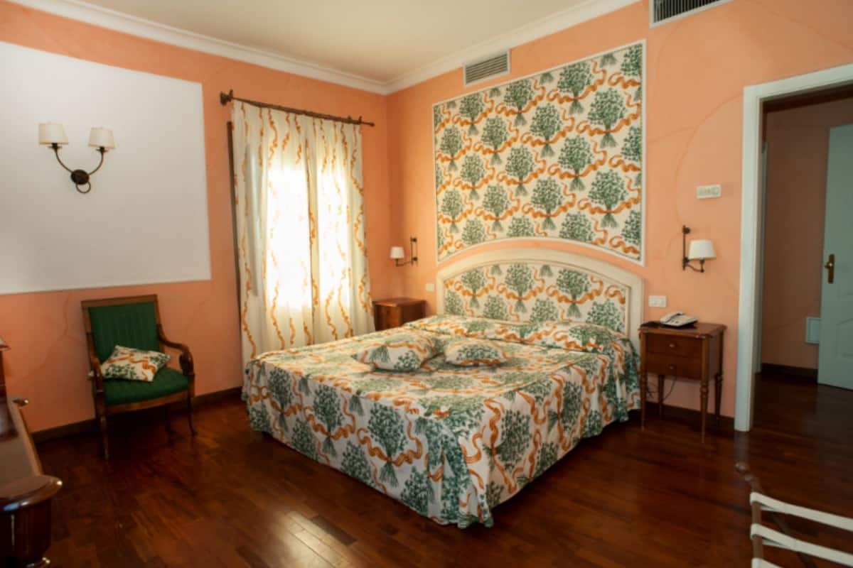 Kamar Double atau Twin Superior | Selimut bulu angsa, brankas, meja kerja, dan ruang kerja ramah laptop