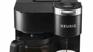 Une machine à café Keurig avec une tasse de café.